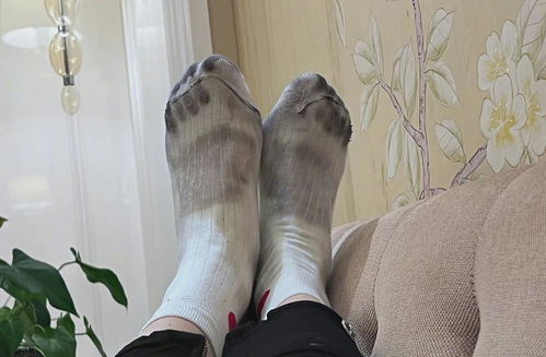 明星也踩雷！關曉彤曬掉色鞋子染黑襪子，瑕疵品無處不在